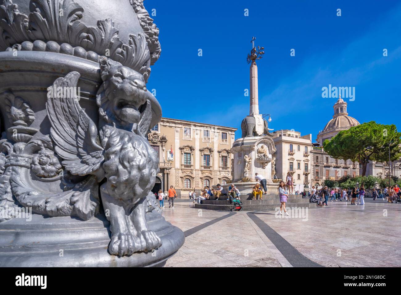 Blick auf den Elefantenbrunnen und die Chiesa della Badia di Sant'Agata, Piazza Duomo, Catania, Sizilien, Italien, Mittelmeerraum, Europa Stockfoto