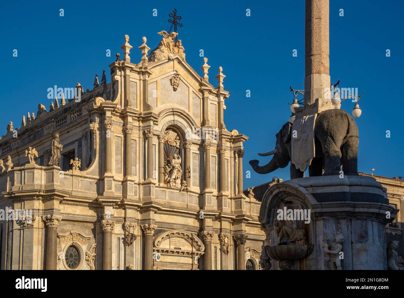 Blick auf den Duomo di Sant'Agata und den Elefantenbrunnen, Piazza Duomo, Catania, Sizilien, Italien, Mittelmeerraum, Europa Stockfoto