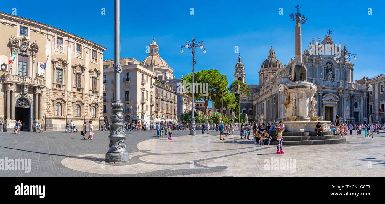 Blick auf Duomo di Sant'Agata und Chiesa della Badia di Sant'Agata, Piazza Duomo, Catania, Sizilien, Italien, Mittelmeerraum, Europa Stockfoto