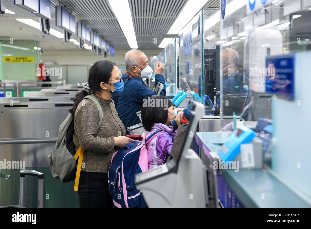 (230206) -- SHENZHEN, 6. Februar 2023 (Xinhua) -- Reisende durchlaufen die Einreiseverfahren am Kontrollpunkt Lo Wu an der Grenze Hongkong-Shenzhen in Südchina, 6. Februar 2023. Das chinesische Festland nahm ab Montag wieder die normale Reise mit den Sonderverwaltungsregionen Hongkong und Macau (SARS) auf, was der wirtschaftlichen Entwicklung der beiden Regionen einen starken Impuls verleihen dürfte. Ab Montag werden der Kontrollpunkt Lo Wu, der Kontrollpunkt Lok Ma Chau/Huanggang und der Kontrollpunkt Heung Yuen Wai/Liantang geöffnet, womit die volle Wiederaufnahme des Betriebs aller sieben Landstriche erfolgt Stockfoto