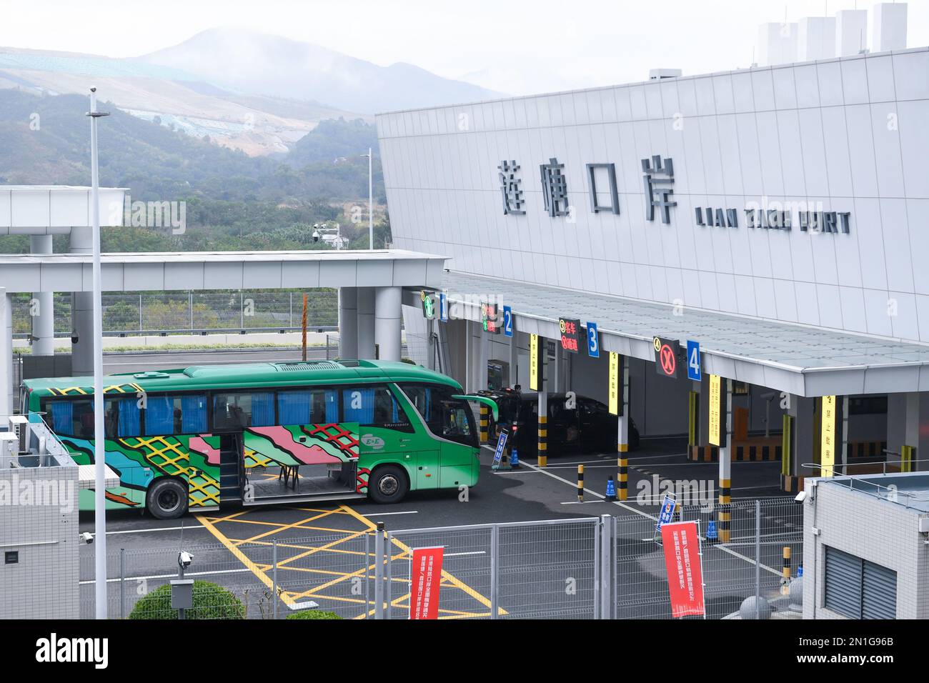 (230206) -- SHENZHEN, 6. Februar 2023 (Xinhua) -- die Fahrzeuge fahren nach Hongkong am Kontrollpunkt Heung Yuen Wai/Liantang an der Grenze Hongkong-Shenzhen in Südchina, 6. Februar 2023. Das chinesische Festland nahm ab Montag wieder die normale Reise mit den Sonderverwaltungsregionen Hongkong und Macau (SARS) auf, was der wirtschaftlichen Entwicklung der beiden Regionen einen starken Impuls verleihen dürfte. Ab Montag werden der Kontrollpunkt Lo Wu, der Kontrollpunkt Lok Ma Chau/Huanggang und der Kontrollpunkt Heung Yuen Wai/Liantang geöffnet, womit die volle Wiederaufnahme des Betriebs aller s markiert wird Stockfoto