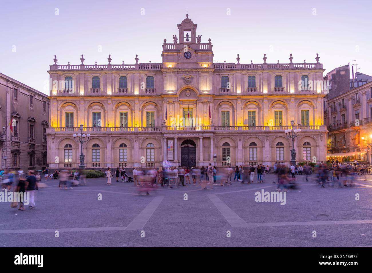 Blick auf den Palazzo Universita auf der Piazza dell'Universita (Universität) in der Abenddämmerung, Catania, Sizilien, Italien, Mittelmeer, Europa Stockfoto