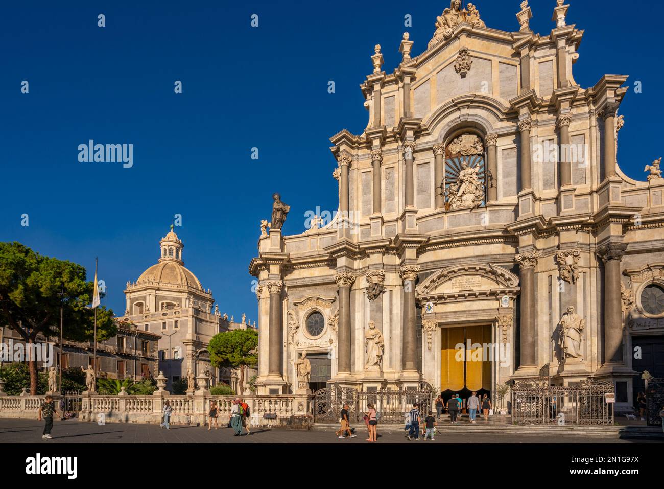 Blick auf Duomo di Sant'Agata und Chiesa della Badia di Sant'Agata, Piazza Duomo, Catania, Sizilien, Italien, Mittelmeerraum, Europa Stockfoto