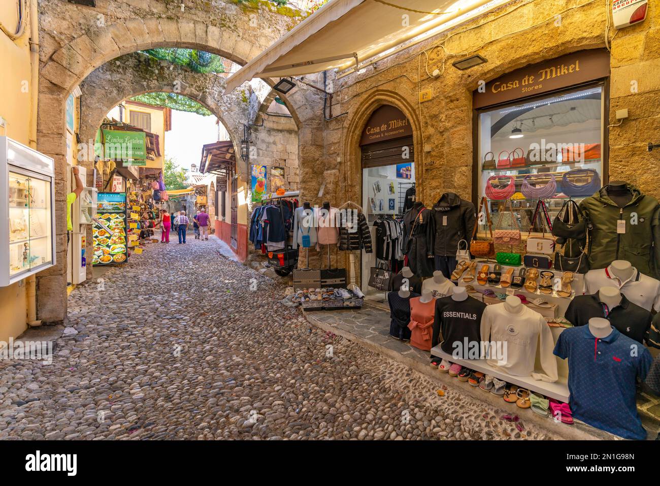 Blick auf die Geschäfte in der Kopfsteinpflasterstraße, die Altstadt von Rhodos, das UNESCO-Weltkulturerbe, Rhodos, Dodekanes, griechische Inseln, Griechenland, Europa Stockfoto