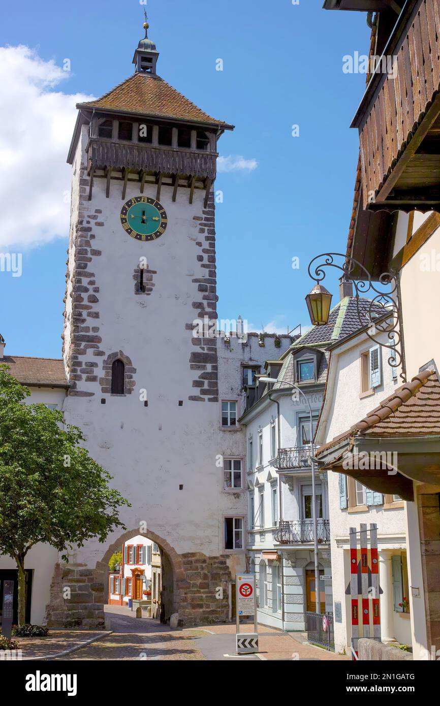 Der alte Turm in Rheinfelden, Schweiz. Mittelalterliche Stadt Rheinfelden an der Grenze zu Deutschland. Stockfoto