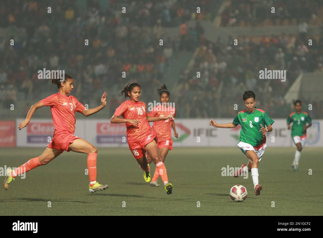 SAFF U-20-Spiel der Frauenmeisterschaft zwischen Bangladesch und Indien im Birshreshtha Shaheed Mostafa Kamal Stadion in Kamalapur, Dhaka, Bangl Stockfoto