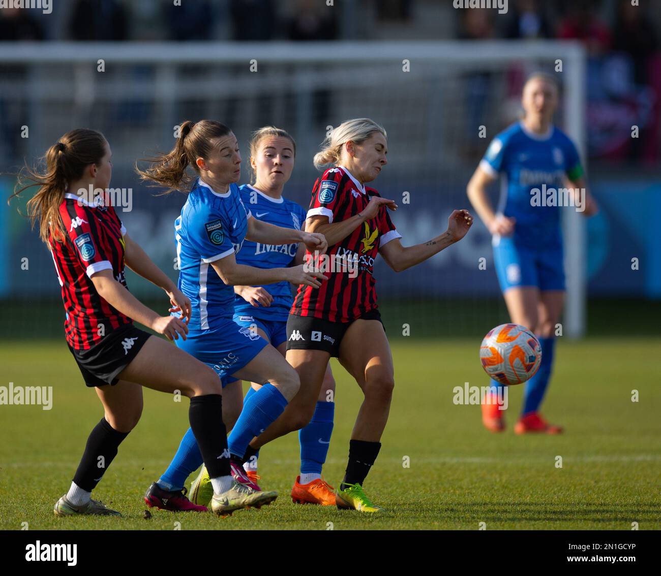 Lewes, Großbritannien. 05. Februar 2023. Lewes, England, Februar 5. 2023: Christie Murray (10 Birmingham) und Paula Howells (14 Lewes) kämpfen während des Fußballspiels Barclays FA Women's Championship zwischen Lewes und Birmingham City im Dripping Pan in Lewes, England, um den Ball. (James Whitehead/SPP) Kredit: SPP Sport Press Photo. Alamy Live News Stockfoto