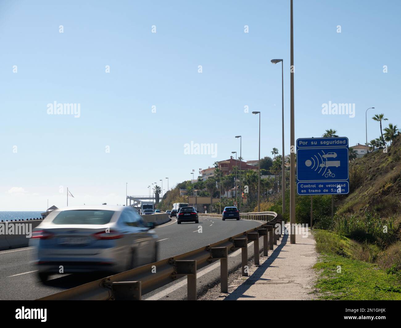 Geschwindigkeitskontrollschild auf Der A-7 Straße. Mijas Costa, Málaga, Spanien. Stockfoto
