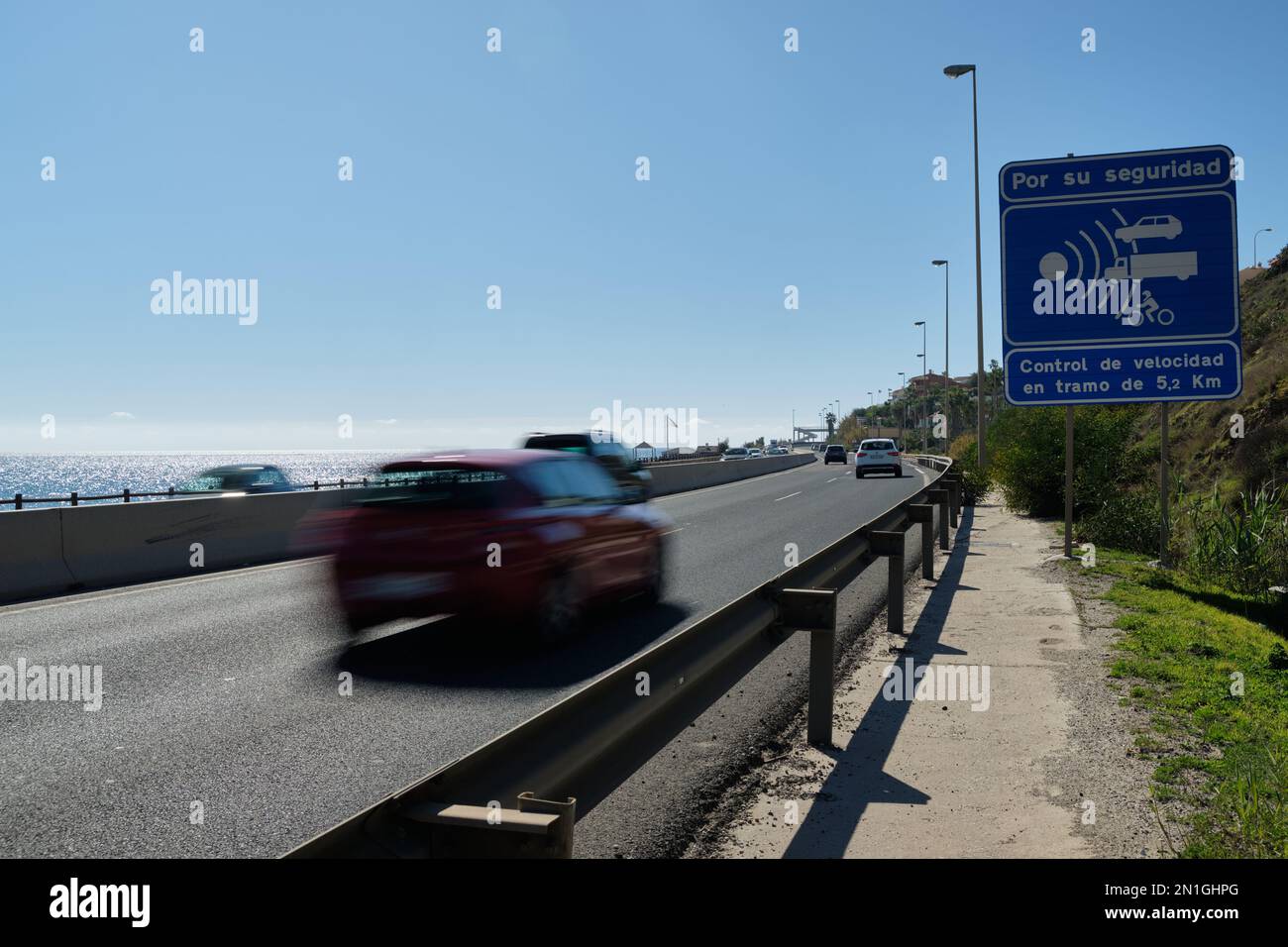 Geschwindigkeitskontrollschild auf Der A-7 Straße. Mijas Costa, Málaga, Spanien. Stockfoto