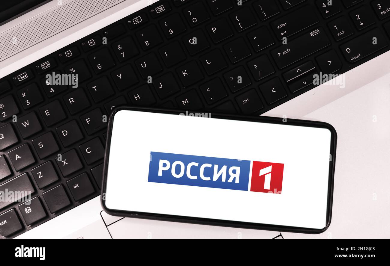 Redaktionshintergrund für Rossiya 1 Nachrichtensender mit mobilem Bildschirm und Laptop Stockfoto