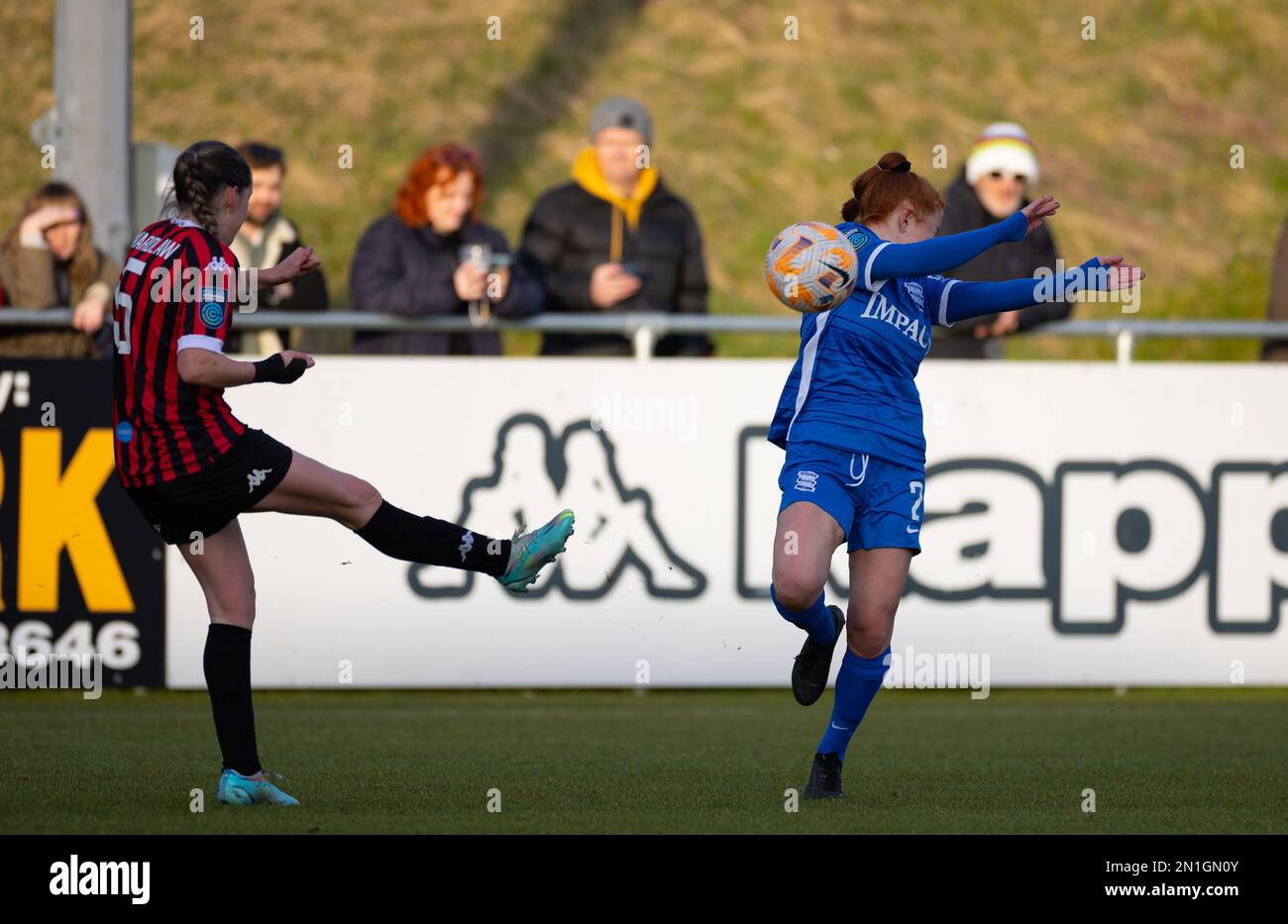 Lewes, Großbritannien. 05. Februar 2023. Lewes, England, Februar 5. 2023: Martha Harris (2 Birmingham) blockiert einen Pass von Charlotte Wardlaw (5 Lewes) während des Fußballspiels Barclays FA Women's Championship zwischen Lewes und Birmingham City im Dripping Pan in Lewes, England. (James Whitehead/SPP) Kredit: SPP Sport Press Photo. Alamy Live News Stockfoto