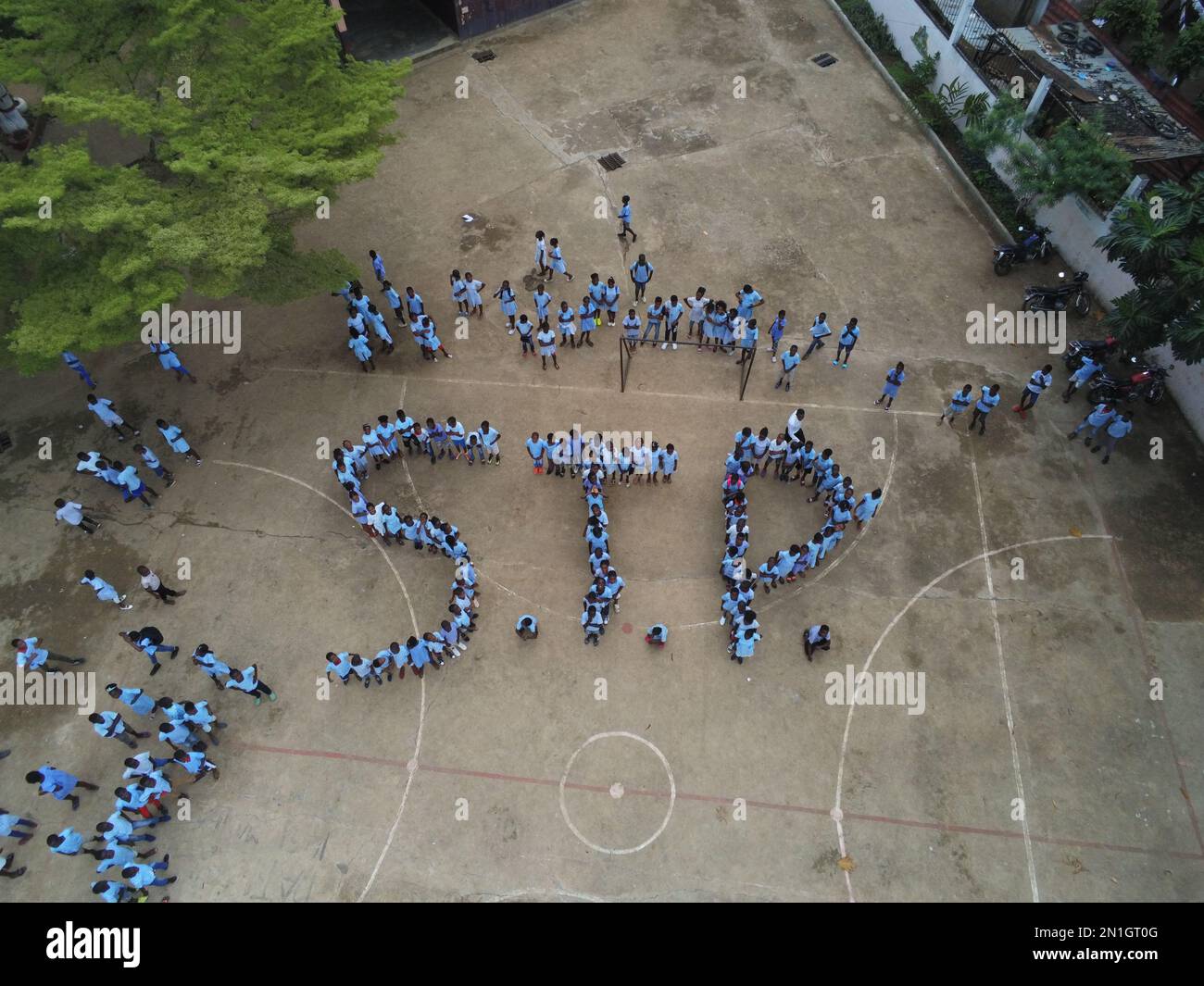 Luftbild von Kindern aus einer Schule, die die Initialen ihres Landes STP machen - Sao Tome e Principe, Afrika Stockfoto