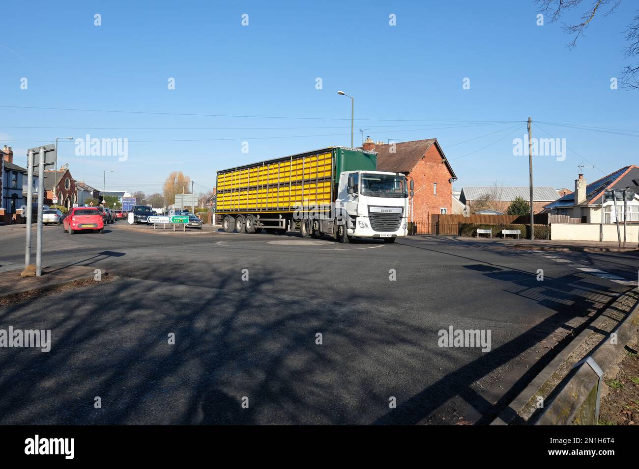 Lebendes Geflügel, das im Februar 2023 auf der A49 in Hereford Masthühner zum Verarbeitungsbetrieb Avara Foods in Hereford UK transportiert Stockfoto
