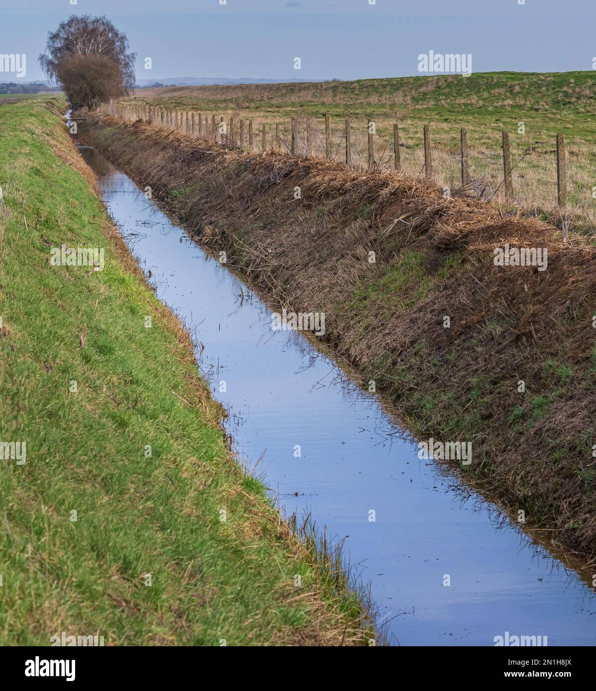 Lincolnshire - Ein gut gepflegter Wassergraben oder Abfluss am Rande eines Bauernfeldes Stockfoto
