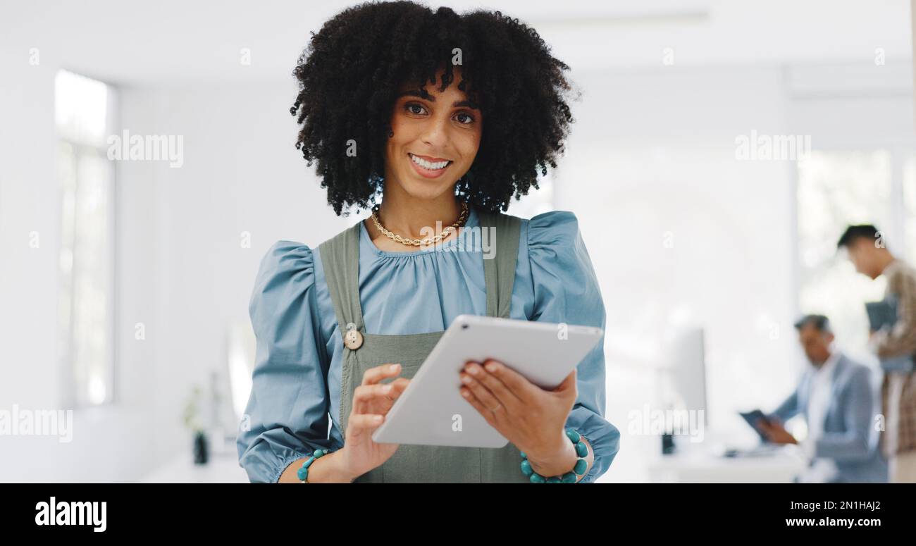 Gesicht, Geschäftsfrau und Schwarze Frau mit Tablet, Verbindung und sozialen Medien. Porträt, afroamerikanische Frau oder Marktführer für digitales Marketing, Fintech oder Stockfoto