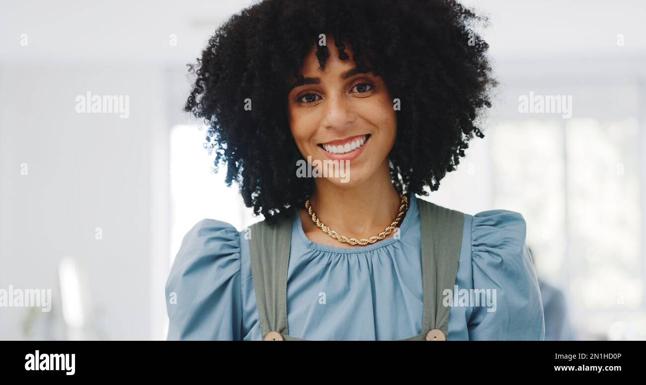 Gesicht, Geschäftsfrau und Schwarze Frau mit Tablet, Verbindung und sozialen Medien. Porträt, afroamerikanische Frau oder Marktführer für digitales Marketing, Fintech oder Stockfoto