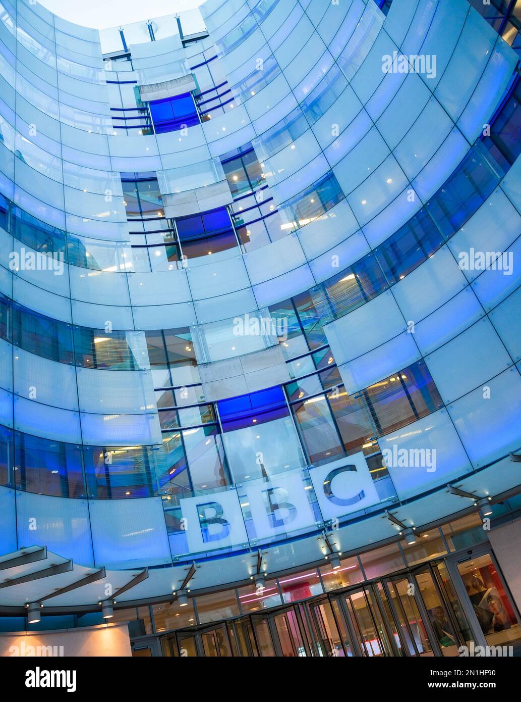 LONDON, ENGLAND - 16 2014. JUNI, Eingang BBC-Hauptquartier, Gebäude der British Broadcasting Corporation, Portland Place, London Stockfoto