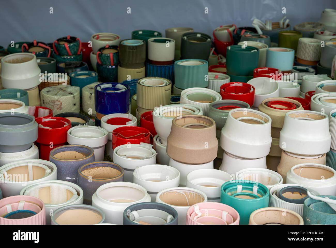 Stapel verschiedener Blumentöpfe zum Verkauf auf dem Blumenmarkt Stockfoto