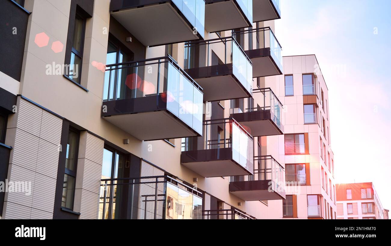 Wohnungs- und Apartmentgebäude mit symmetrischer moderner Architektur in der Innenstadt. Stockfoto