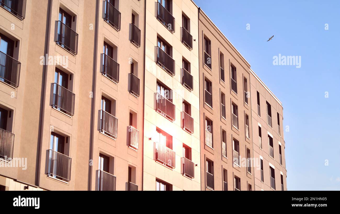 Wohnungs- und Apartmentgebäude mit symmetrischer moderner Architektur in der Innenstadt. Stockfoto