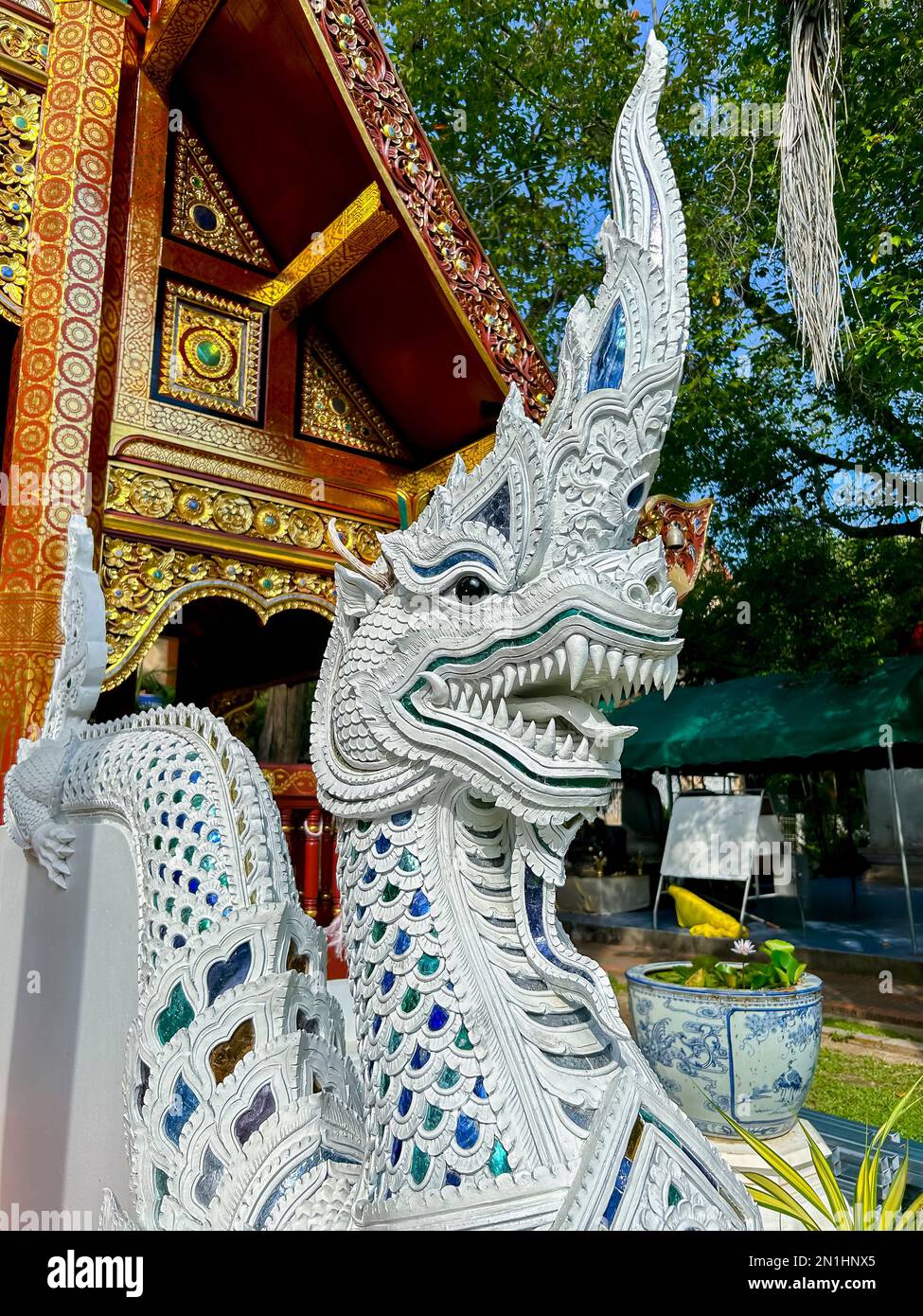 Mueang, Chiang Mai, Thailand, Außenansicht, Vorderseite, Traditionelle Architektur, Detail, Statue, 'Wat Phra Singh (Woramahawihan)', (Löwe Buddha) buddhistischer Tempel, Kapelle des Gebets, Ubosot - vor dem Ubosot kann man eine Steinstele aus dem Jahr 1581 CE finden. Diese Stele enthält die älteste Erwähnung des Gründungsdatums von Chiang Mai: Den 12. April, 1296 CE um 4 Uhr. Es wird auch erwähnt, dass das Ubosot von König Mangrai in Auftrag gegeben wurde und dass Phya Saen Luang es 1571 restaurieren ließ. Das heutige Gebäude wurde im 19. Jahrhundert erbaut. Stockfoto