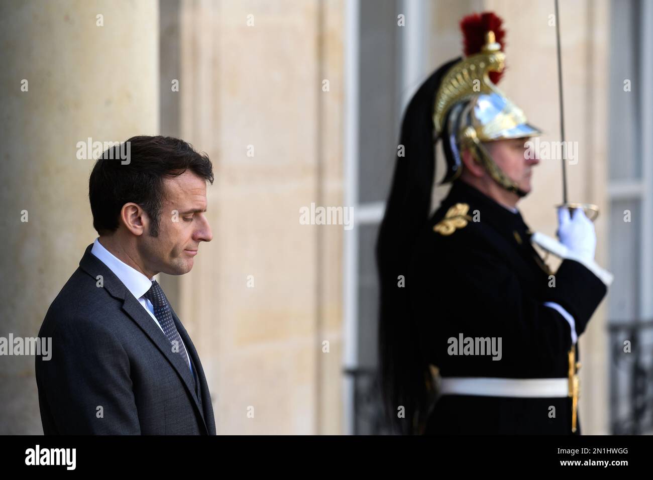 Paris, Frankreich. 06. Februar 2023. Julien Mattia / Le Pictorium - Präsident Emmanuel Macron und Mahamat Idriss Deby Itno im Elysee-Palast, 6. Februar 2023 - 6/2/2023 - Frankreich / Ile-de-France (Region) / Paris - der Präsident der Republik, Emmanuel Macron, hat den Übergangspräsidenten der Republik Tschad empfangen; Herr Mahamat Idriss Deby Itno, im Elysee Palace in Paris am 6. Februar 2023 Kredit: LE PICTORIUM/Alamy Live News Stockfoto