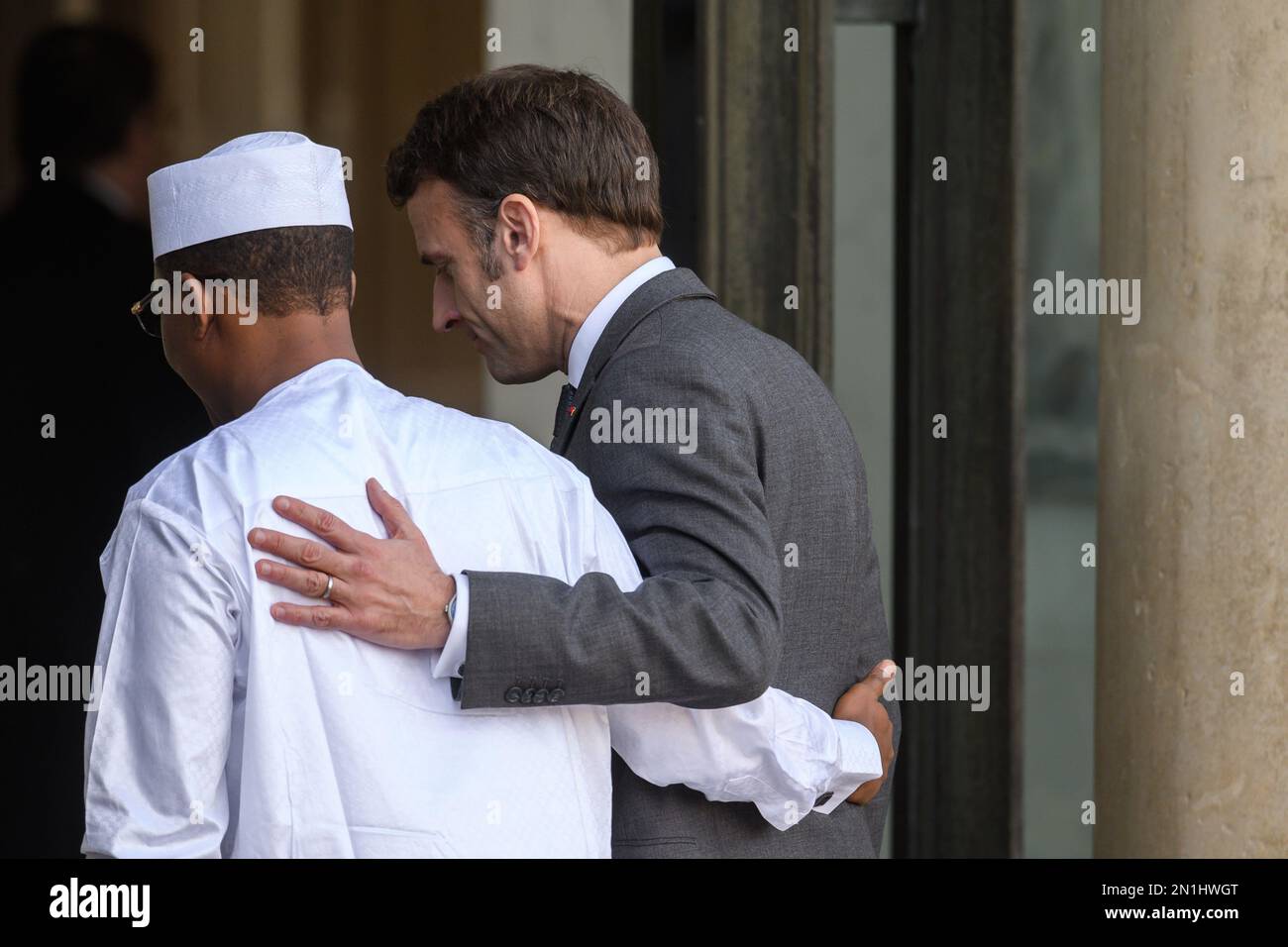 Paris, Frankreich. 06. Februar 2023. Julien Mattia / Le Pictorium - Präsident Emmanuel Macron und Mahamat Idriss Deby Itno im Elysee-Palast, 6. Februar 2023 - 6/2/2023 - Frankreich / Ile-de-France (Region) / Paris - der Präsident der Republik, Emmanuel Macron, hat den Übergangspräsidenten der Republik Tschad empfangen; Herr Mahamat Idriss Deby Itno, im Elysee Palace in Paris am 6. Februar 2023 Kredit: LE PICTORIUM/Alamy Live News Stockfoto