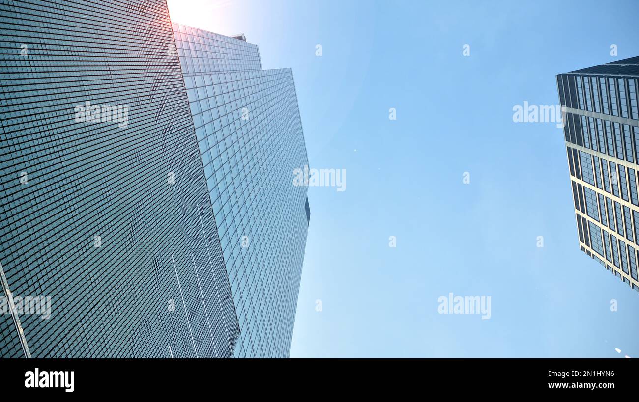 Panorama- und perspektivischer Weitwinkelblick auf hellblauen Stahlhintergrund des Bürogebäudes aus Glas moderne kommerzielle Stadt der Zukunft. Geschäftskonzept o Stockfoto