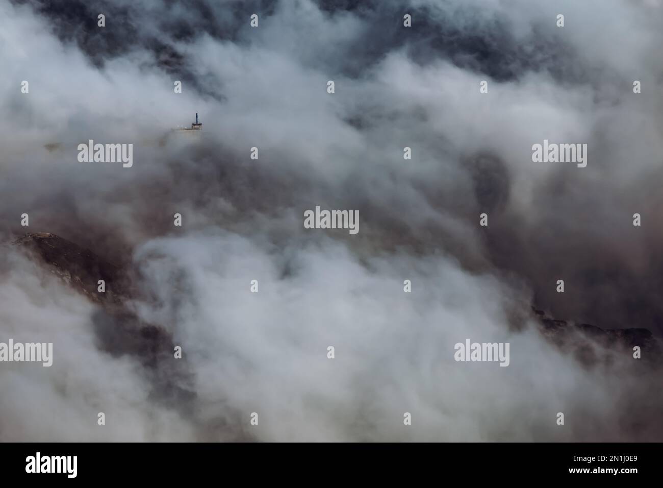 Die Meteoritenstation auf Kasprowy Wierch, die für einen Bruchteil der Sekunde von Wolken bedeckt war, Tatra-Gebirge, Polen Stockfoto