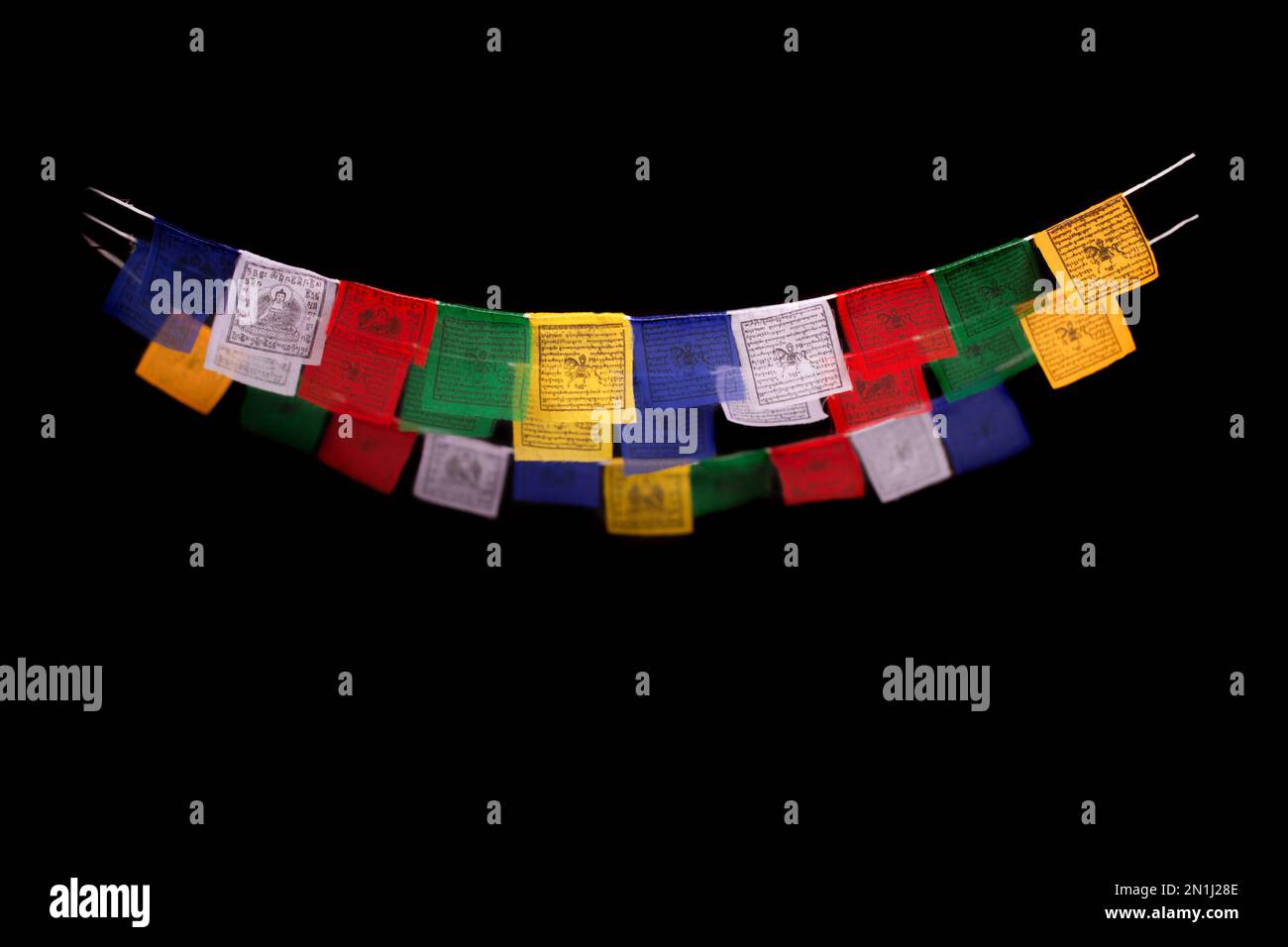 Tibetische Gebetsflaggen isoliert auf schwarzem Hintergrund Stockfoto