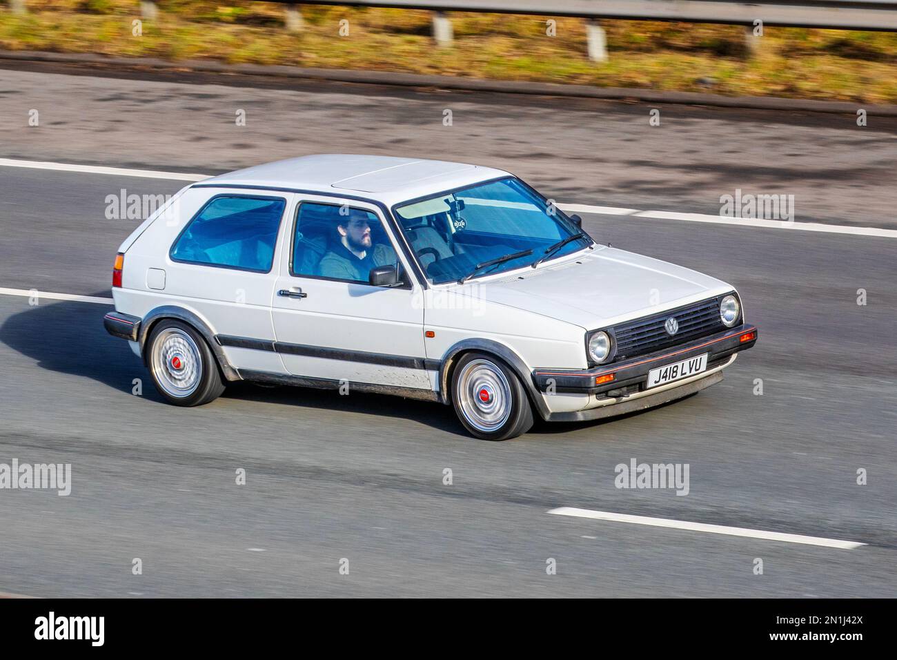 1992 90s Neunziger weißer VW Volkswagen Golffahrer Benzin Hatchback 1781 cm3; Fahrt auf der Autobahn M61, Großbritannien Stockfoto