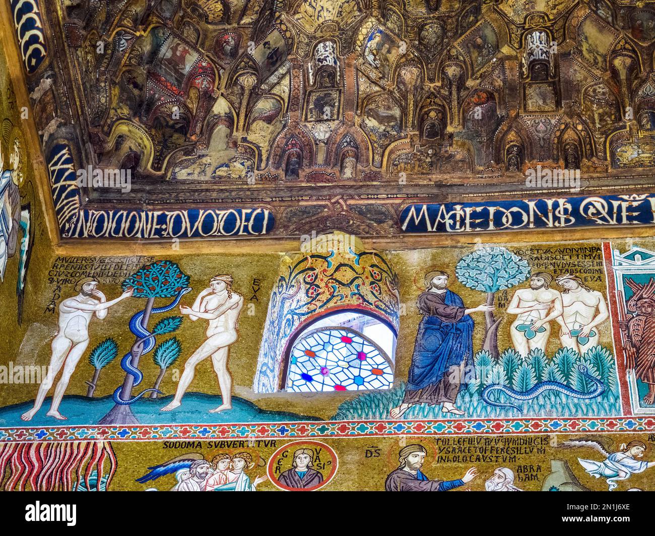 Byzantinische Mosaiken, die die ursprüngliche Sünde darstellen und aus dem Garten Eden verbannen - die Palatinkapelle des normannischen Palastes in Palermo - Sizilien, Italien Stockfoto