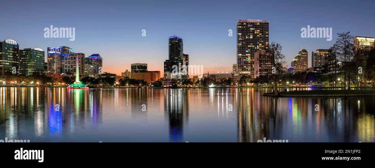 Skyline von Orlando bei Nacht mit Brunnen am Lake Eola, Florida, USA Stockfoto