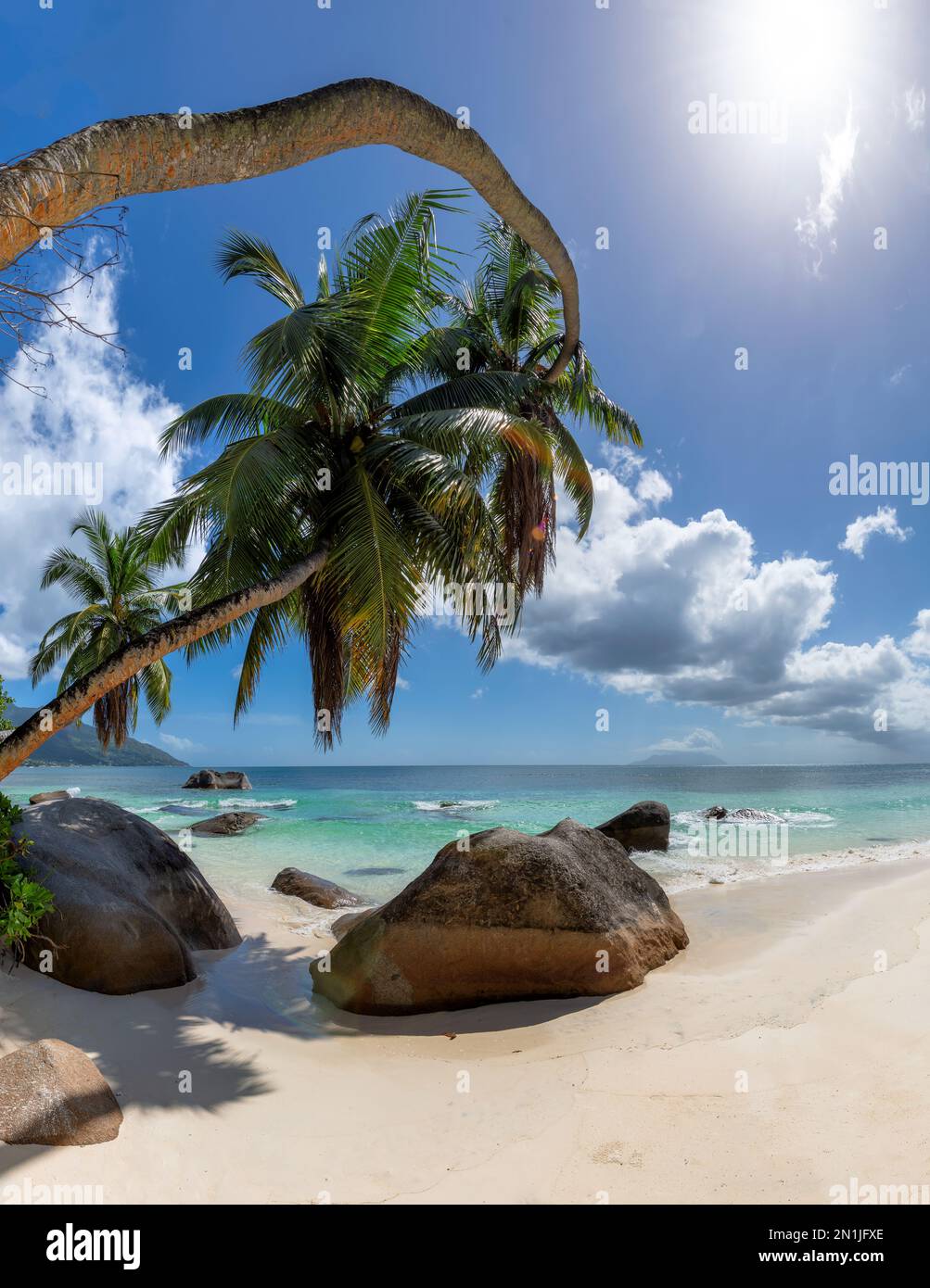 Kokospalmen, wunderschöne Felsen und tropisches Meer am sonnigen tropischen Strand der Paradiesinsel Stockfoto