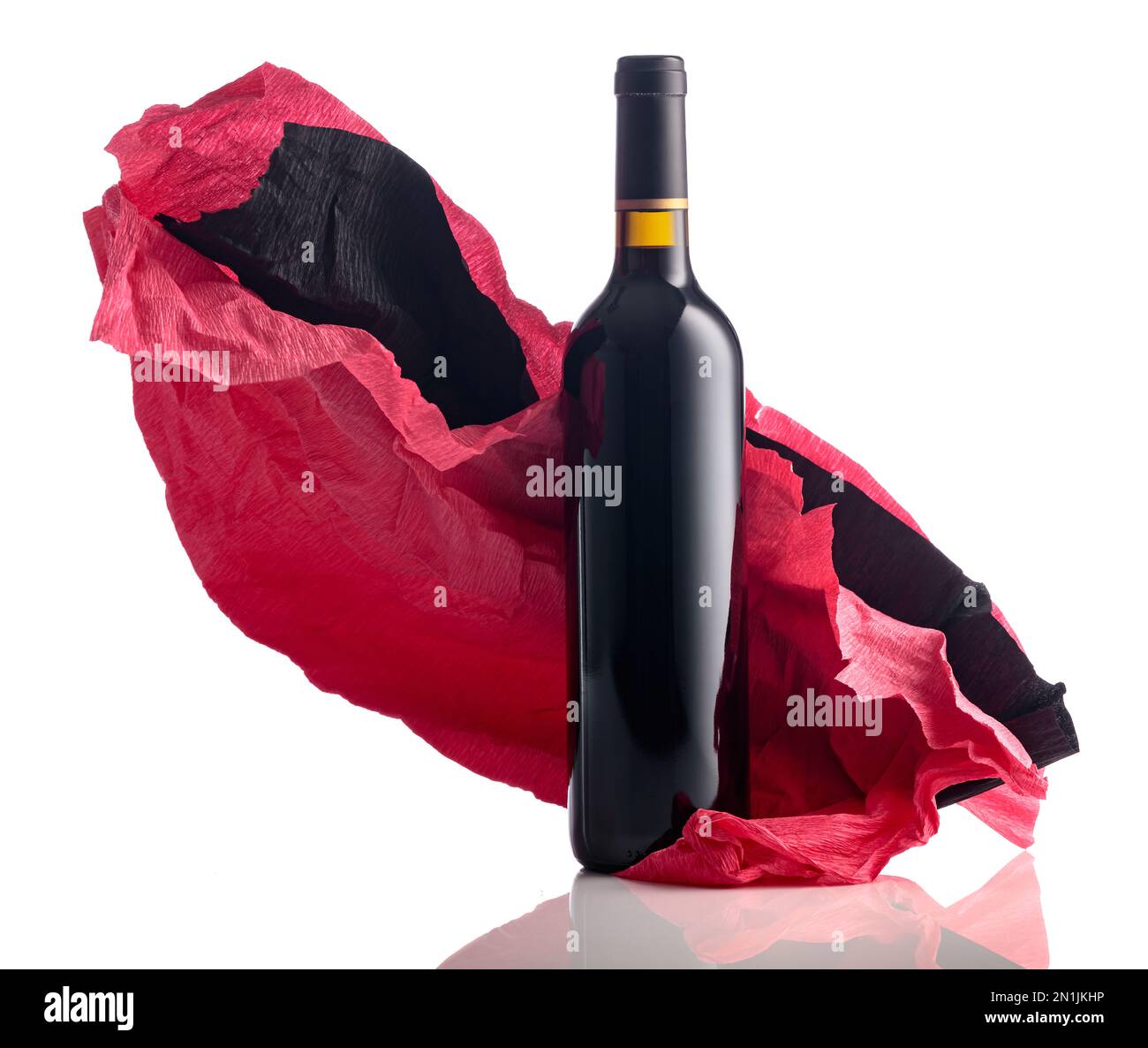 Flasche Rotwein mit zerknittertem roten und schwarzen Krepppapier, isoliert auf weißem Hintergrund. Stockfoto