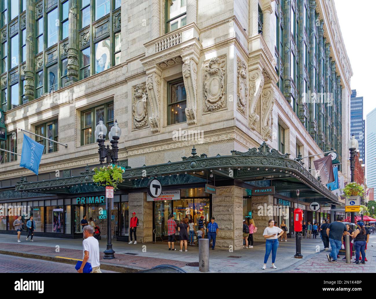 Stadtzentrum von Boston: Das Burnham Building, das 1912 als Kaufhaus von Filene erbaut wurde, wurde zu seinem Glanz der Beaux Arts restauriert, einschließlich kunstvoller Eisenarbeiten. Stockfoto