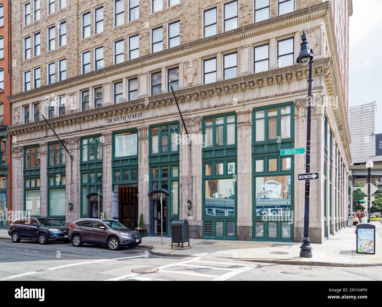 Boston Leather District: 210 South Street, ein 11-stöckiges kommerzielles Gebäude aus dem Jahr 1919, ist jetzt Wohnungen über den Geschäften auf Straßenebene. Stockfoto