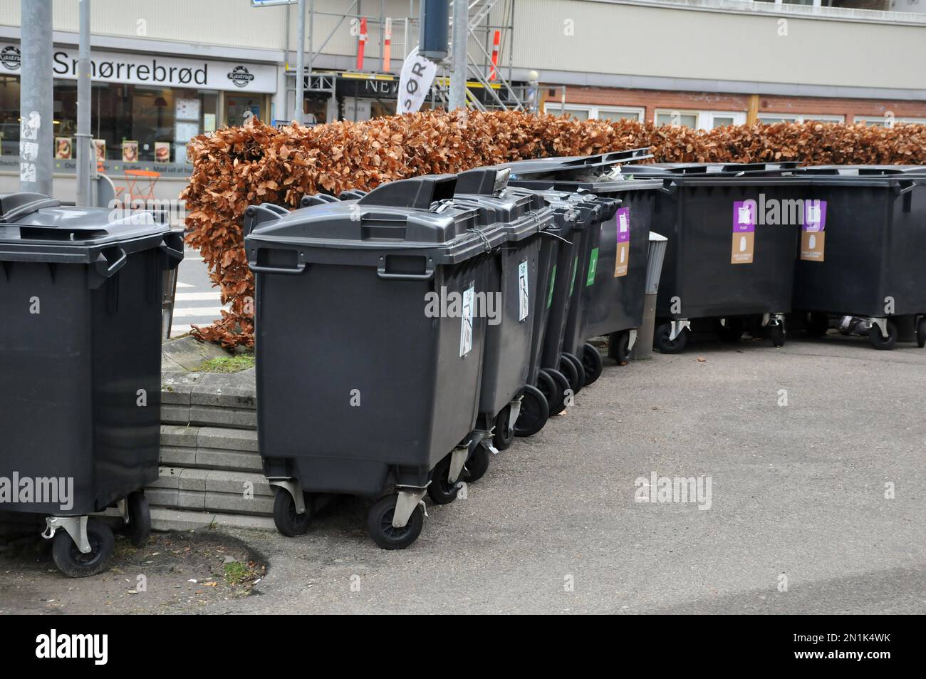 Kastrup/Kopenhagen /Denmmark/06 Febraur 2023/Vrious type of waste Containers to Separation from waste to Wasting for mresidents in Kastrup Copenhagen Denmark. (Foto.Francis Joseph Dean/Dean Pictures) Stockfoto