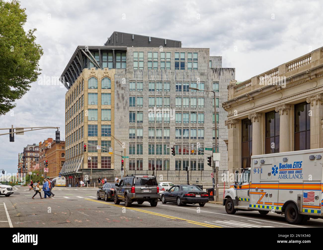Boston Back Bay: 360 Newbury Street, die 1919 als Büros erbaut wurde, wurde 1986 und 2004 renoviert und erweitert und verfügt jetzt über sechs Etagen mit Apartments. Stockfoto