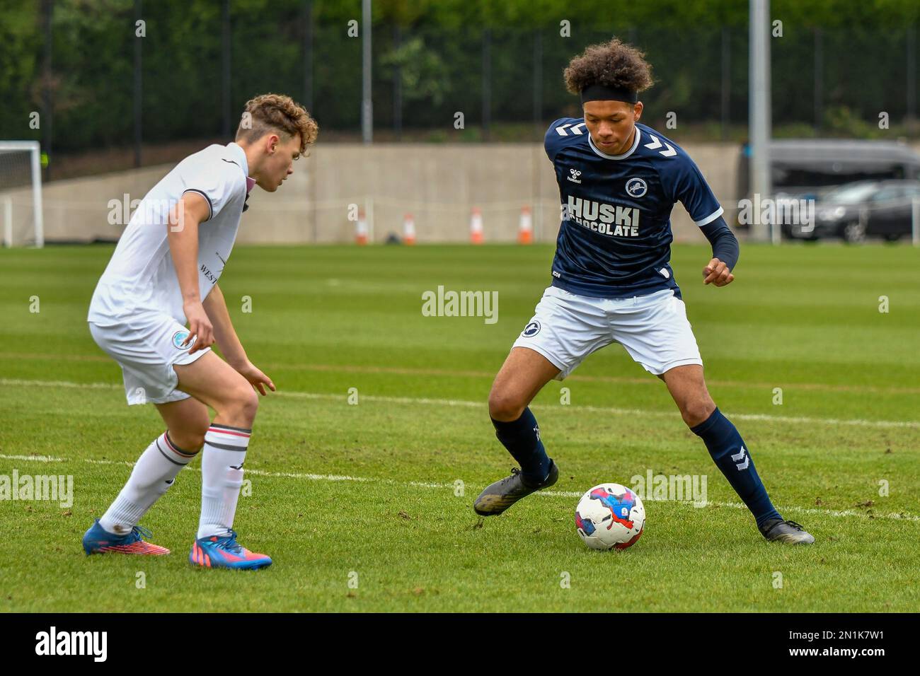 Swansea, Wales. 4. Februar 2023 Joshua Stephenson aus Millwall unter dem Druck von Thomas Woodward aus Swansea City während des Spiels der Professional Development League zwischen Swansea City under 18 und Millwall under 18 an der Swansea City Academy in Swansea, Wales, UK am 4. Februar 2023. Kredit: Duncan Thomas/Majestic Media. Stockfoto