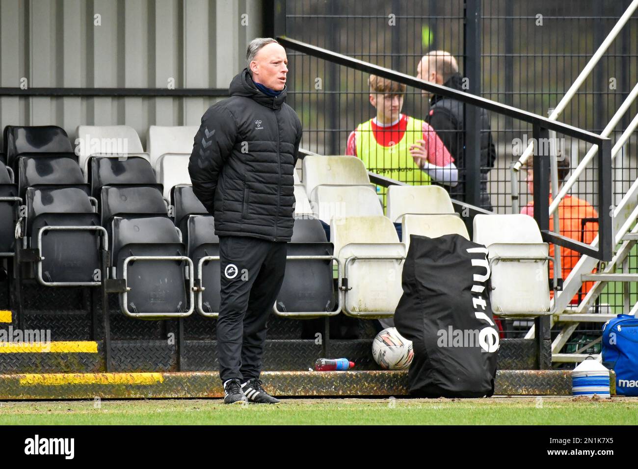 Swansea, Wales. 4. Februar 2023 Larry McAvoy Head Coach of Millwall under 18 während des Spiels der Professional Development League zwischen Swansea City under 18 und Millwall under 18 an der Swansea City Academy in Swansea, Wales, UK, am 4. Februar 2023. Kredit: Duncan Thomas/Majestic Media. Stockfoto