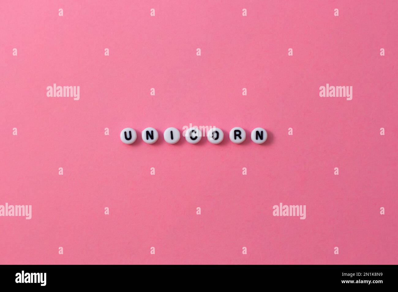 Einhorn-Titel auf pinkfarbenem Hintergrund Stockfoto