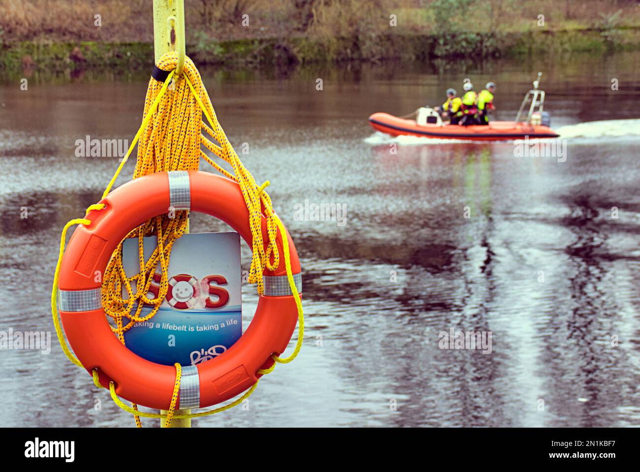 Glasgow, Schottland, Vereinigtes Königreich 6. Februar 2023. Die Suche nach dem Fluss Clyde, während ein Eber das Gebiet unter der Brücke King George auf der Broomielaw durchkämmt. Credit Gerard Ferry/Alamy Live News Stockfoto