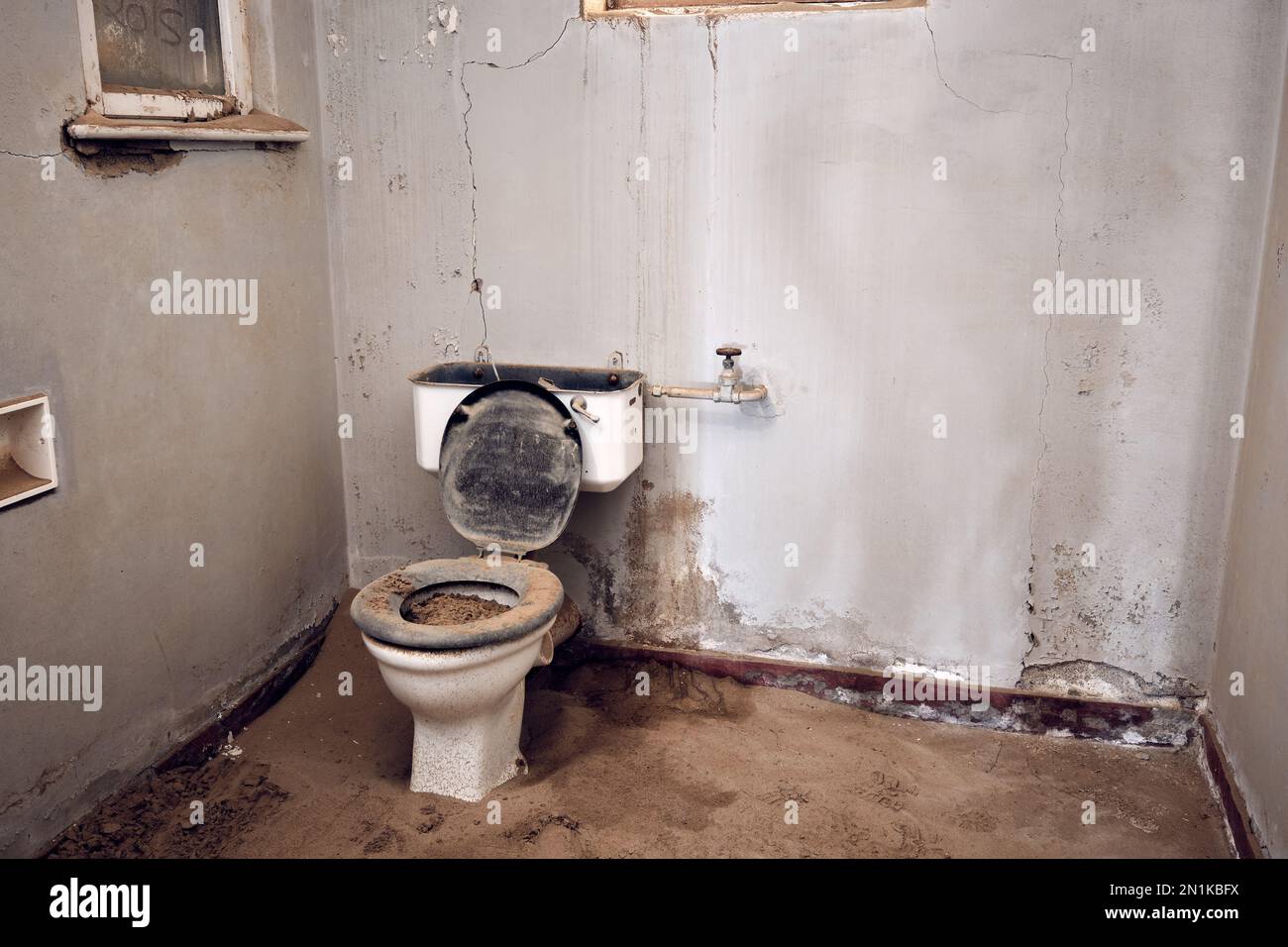 Verfallene WC-WC-Toilette im Krankenhaus in Kolmanskop Geisterstadt, Namibia. Stockfoto