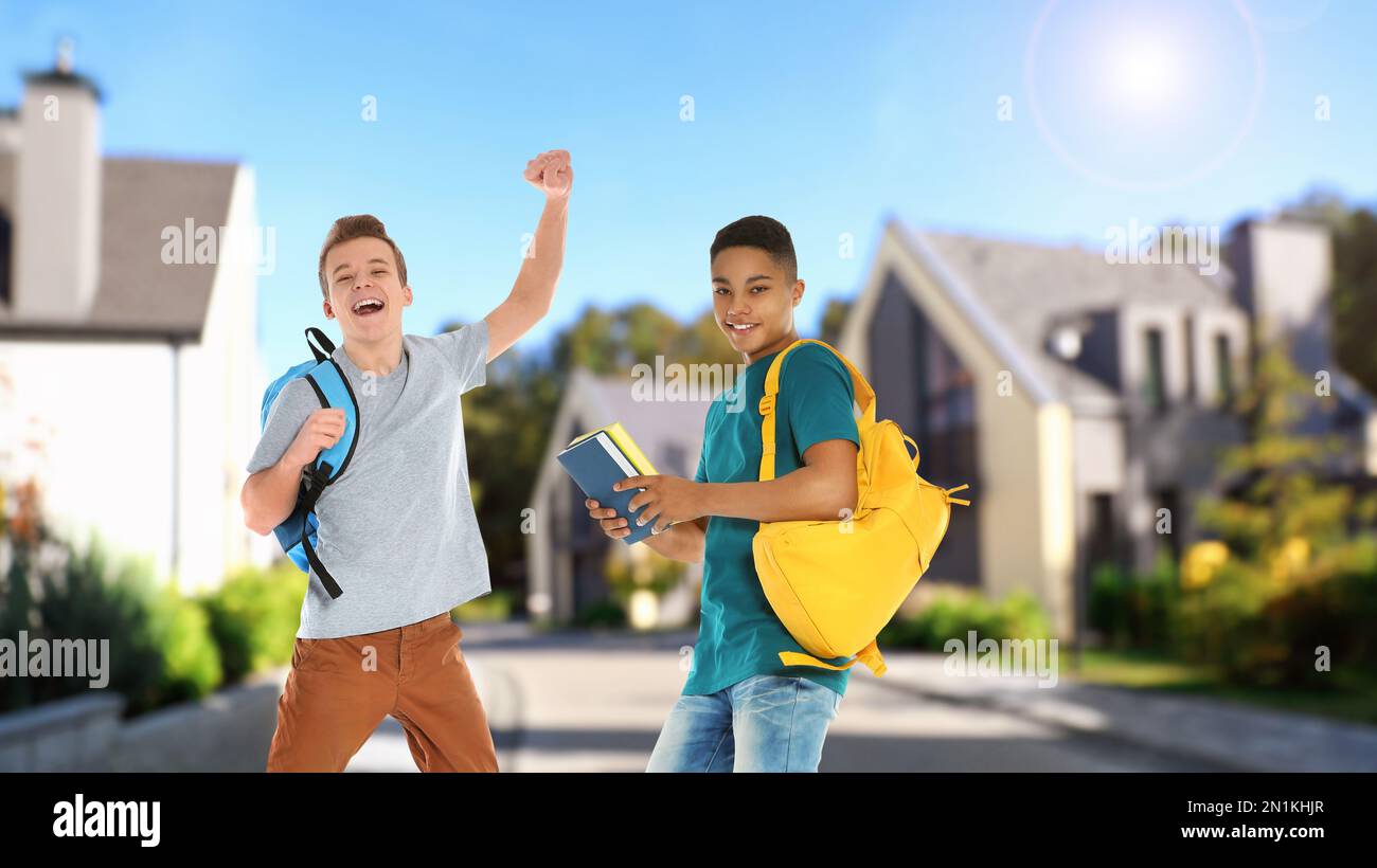 Glückliche Teenager auf der Straße. Schulferien Stockfoto