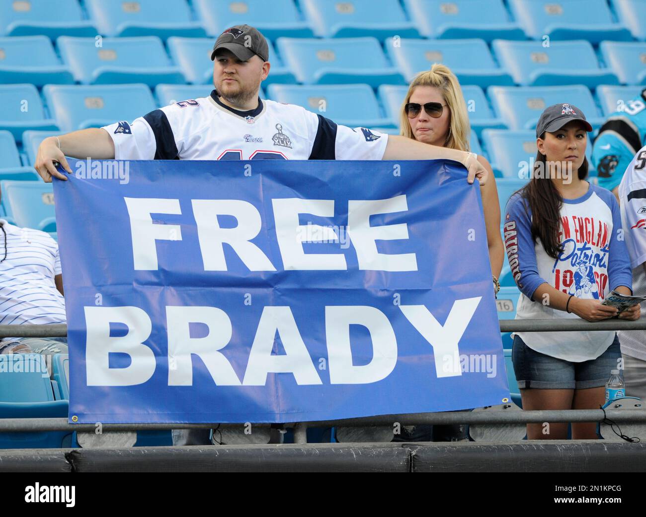 A New England Patriots fan holds a sign supporting Patriots' quarterback Tom Brady before an NFL football game against the Carolina Panthers in Charlotte, N.C., Friday, Aug. 28, 2015. (AP Photo/Mike McCarn) Stockfoto
