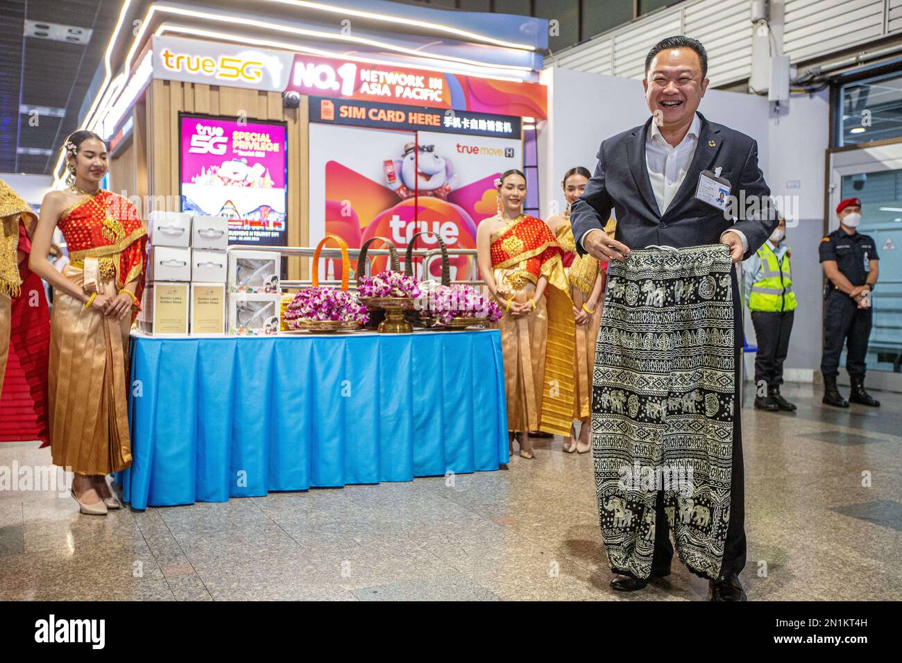 Bangkok, Thailand. 6. Februar 2023. Yuthasak Supasorn, Gouverneur der Tourismusbehörde Thailands (Tat), zeigt ein Geschenk für chinesische Touristen am Don Mueang International Airport in Bangkok, Thailand, 6. Februar 2023. ZU „Thailand begrüßt 1. chinesische Tourgruppen in 3 Jahren“ Gutschrift: Wang Teng/Xinhua/Alamy Live News Stockfoto