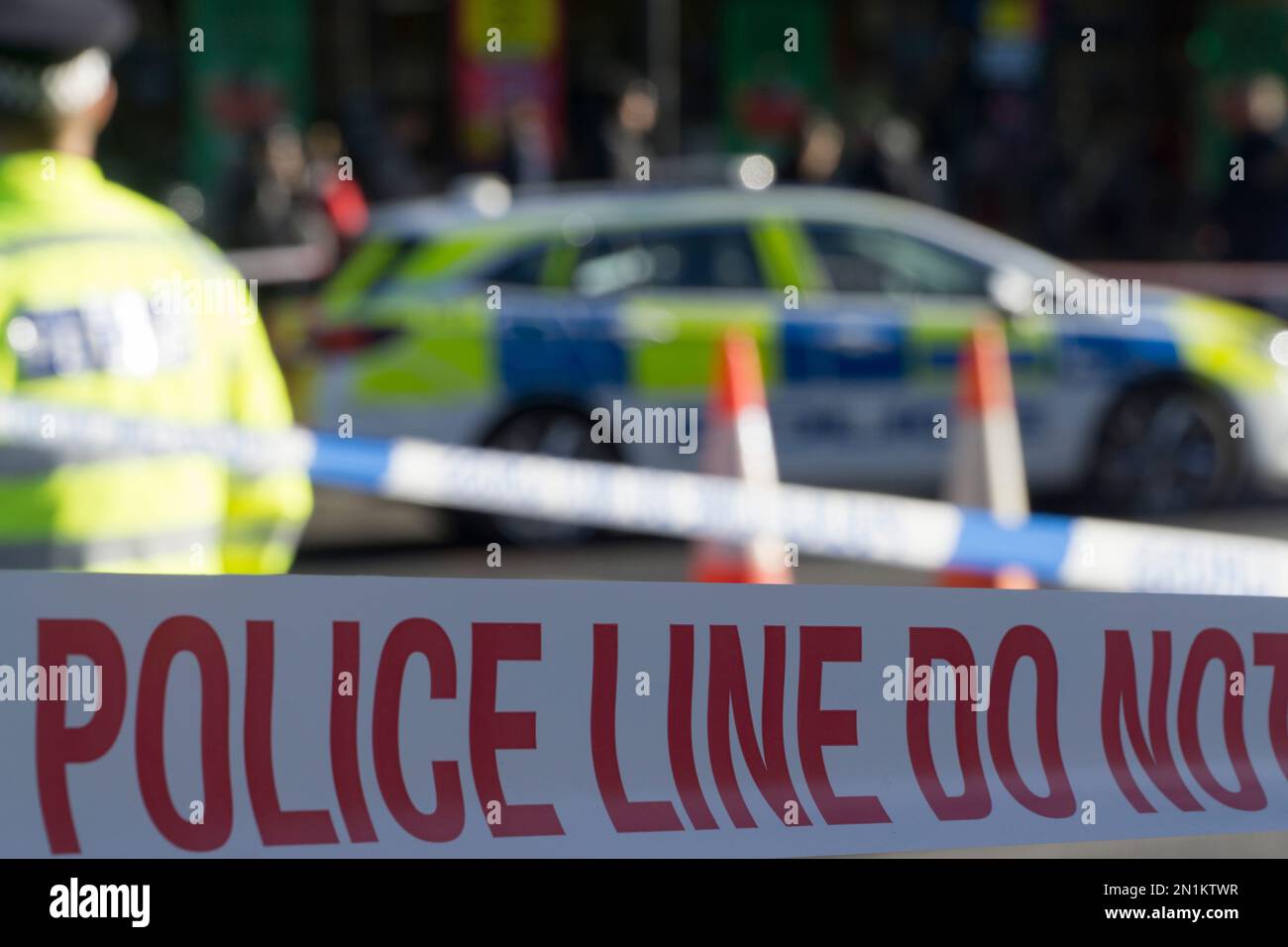 London, Vereinigtes Königreich, 6. Februar 2022: Brixton Centre ist nach einem Fußgängerunfall an der Kreuzung Brixton Hill und Coldharbour Lane für den Verkehr gesperrt. Ein Lastwagen fuhr den Mann an und hielt nicht an, wurde aber später von der Polizei festgenommen. Viele Buslinien sind unterbrochen, und die normalerweise geschäftige Brixton Road ist von einer ruhigen, feierlichen Luft durchzogen. Die Polizei sagte, die Straßensperrungen würden wahrscheinlich nicht vor 6pm geräumt. Anna Watson/Alamy Live News Stockfoto