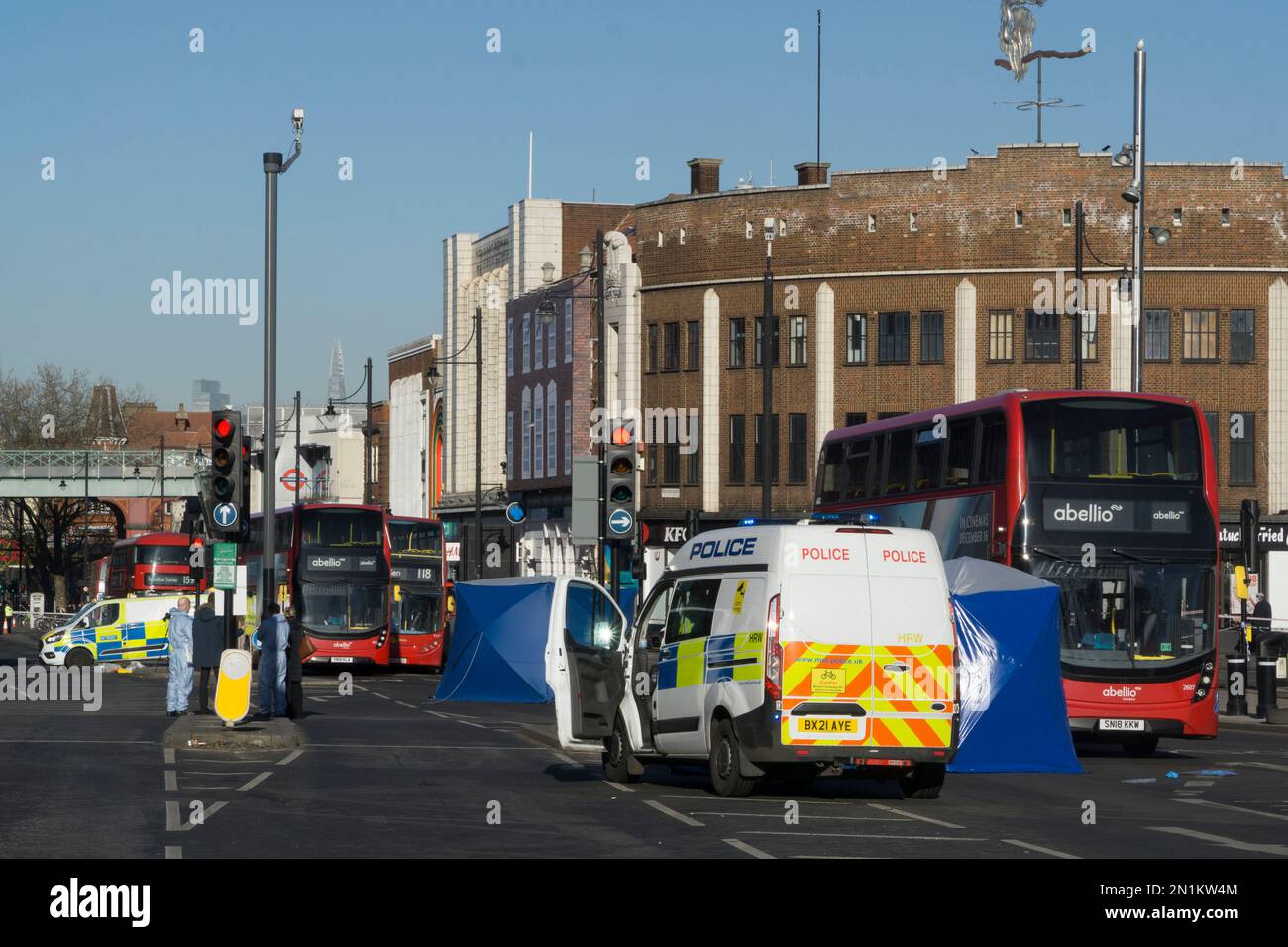 London, Vereinigtes Königreich, 6. Februar 2022: Brixton Centre ist nach einem Fußgängerunfall an der Kreuzung Brixton Hill und Coldharbour Lane für den Verkehr gesperrt. Ein Lastwagen fuhr den Mann an und hielt nicht an, wurde aber später von der Polizei festgenommen. Viele Buslinien sind unterbrochen, und die normalerweise geschäftige Brixton Road ist von einer ruhigen, feierlichen Luft durchzogen. Die Polizei sagte, die Straßensperrungen würden wahrscheinlich nicht vor 6pm geräumt. Anna Watson/Alamy Live News Stockfoto