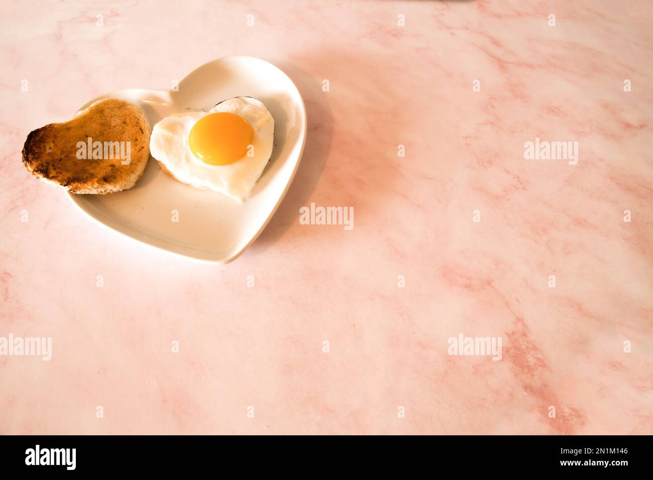 Valentinstag Frühstück herzförmiges Essen Stockfoto